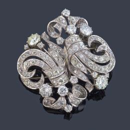 Lote 2052<br>Broche doble - clip con diamantes talla antigua y brillante de aprox. 17,70 ct en total.  Años '50.