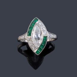 Lote 2057<br>Anillo con diamante talla marquís de aprox. 1,20 ct con orla de esmeraldas calibradas y brillantes de aprox. 0,40 ct en total.