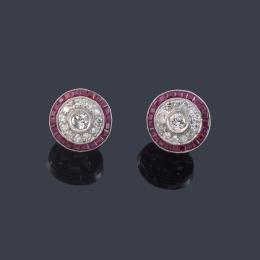 Lote 2064<br>Pendientes cortos 'ojo de perdiz' con brillantes de aprox. 0,80 ct en total y orla de rubíes calibrados.