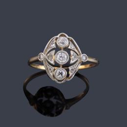 Lote 2067<br>Anillo lanzadera con tres diamantes talla antigua de aprox. 0,27 ct en total.