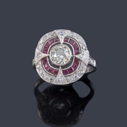 Lote 2068<br>Anillo con diseño cuadrado con diamante central talla 'old cushion' y 8/8 de aprox. 1,60 ct con orla de rubíes calibrados.