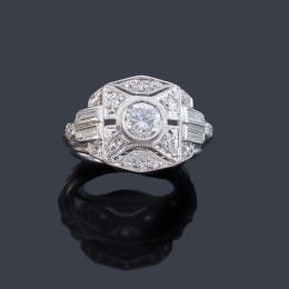 Lote 2069<br>Anillo estilo 'art decó' con brillante central de aprox. 0,50 ct con diamantes talla brillante y baguette de aprox. 0,52 ct en total.