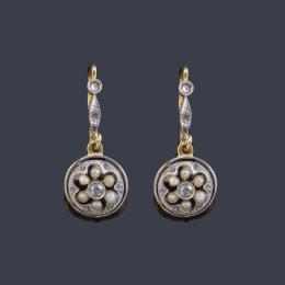 Lote 2071<br>Pendientes largos con perlitas y diamantes talla rosa. Circa 1920.