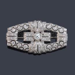 Lote 2072<br>Broche - placa con diseño calado con diamantes talla antigua y 8/8 de aprox. 2,00 ct en total.