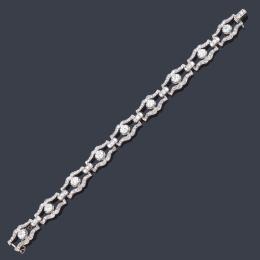 Lote 2074<br>Pulsera años '30 con brillantes centrales de mayor tamaño y diamantes talla sencilla de aprox. 7,05 ct en total.