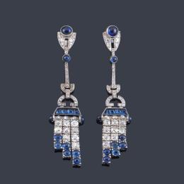 Lote 2075<br>Pendientes largos estilo 'art decó' con zafiros talla cabujón de aprox. 2,00 ct en total y diamantes talla antigua de aprox. 2,00 ct.