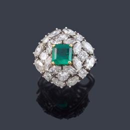 Lote 2085<br>Pendientes cortos y anillo con tres esmeraldas de aprox. 2,10 ct y doble orla de diamantes talla brillante y marquís de aprox. 5,76 ct en total.