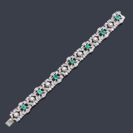 Lote 2086<br>Pulsera con siete esmeraldas de aprox. 3,00 ct en total y diamantes talla brillante y 8/8 de aprox. 8,40 ct en total.