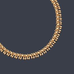 Lote 2100<br>Collar con motivos calados y semiesféricos en oro amarillo de 18K.