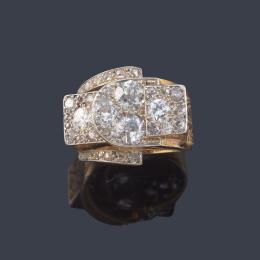 Lote 2102<br>Anillo chevalier con diamantes talla antigua y sencilla en montura cincelada en oro amarillo de 18K y vista en platino. Años '40.