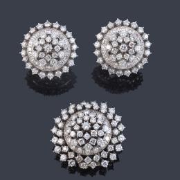 Lote 2120: Broche y pendientes cortos con diseño circular, con bandas de brillantes de aprox. 9,50 ct y 14,04 ct respectivamente.