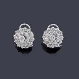 Lote 2129: Pendientes cortos con diseño de rosetón con brillantes de aprox. 1,48 ct en total.