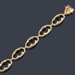 Lote 2131<br>Pulsera años '70 con eslabones en oro amarillo mate de 18K.