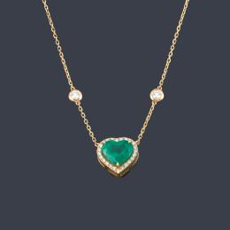 Lote 2133: Collar con colgante talla corazón de aprox. 2,74 ct con orla de brillantes de aprox. 0,17 ct y brillantes en la cadena de aprox. 0,85 ct en total y engastados en chatón.