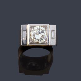 Lote 2134: Solitario con brillante de aprox. 2,40 ct con dos diamantes talla baguette.