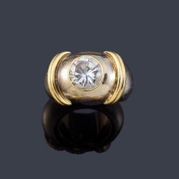 Lote 2135: Anillo con brillante central de aprox. 1,80 ct en montura de oro blanco y amarillo de 18K.