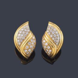 Lote 2136: Pendientes cortos en forma de hoja con pavé de brillantes de aprox. 2,10 ct en total.