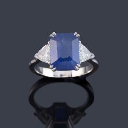 Lote 2145: Anillo con zafiro Ceylán (Sri Lanka) talla octogonal de aprox. 5,70 ct con dos diamantes talla triángulo de aprox. 0,74 ct en total. Certificado Bellerophon GemLab.