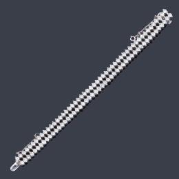 Lote 2151<br>Pulsera con doble rivière de brillantes de aprox. 11,50 ct en total.