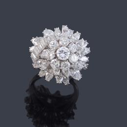 Lote 2162: Anillo con diseño de rosetón con diamantes talla brillante, marquís y baguette de aprox. 7,00 ct en total.