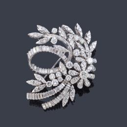 Lote 2163: Broche con diseño floral enriquecido con diamantes talla baguette y brillante de aprox. 11,53 ct en total.