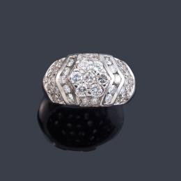 Lote 2168: Anillo con rosetón de brillantes de aprox. 1,70 ct en total en montura de oro blanco de 18K.