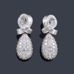 Lote 2169: LUIS GIL<br>Pendientes largos con diseño de lazada y remate en forma de gota con diamantes talla brillante y baguette de aprox. 21,28 ct en total.