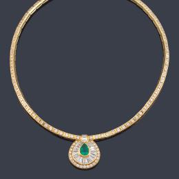 Lote 2172: JOYERÍA PEREZ FERNANDEZ<br>Collar con remate con esmeralda talla perilla de aprox. 4,00 ct y doble orla de diamantes talla trapecio y brillante de aprox. 4,80 ct en total. Estuche original.