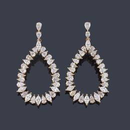 Lote 2173: Pendientes largos con diseño en forma de gota con diamantes talla perilla y marquís de aprox. 6,13 ct en total.