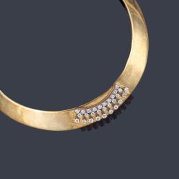 Lote 2178<br>Collar rígido con motivo central con tres bandas de brillantes de aprox. 1,80 ct en total.