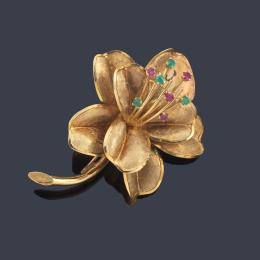 Lote 2182<br>Broche con diseño de flor con rubíes sintéticos y esmeraldas en montura mateada de oro amarillo de 18K.