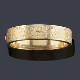 Lote 2184<br>Pulsera con motivos vegetal cincelados en montura de oro amarillo de 14K.