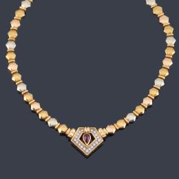 Lote 2187<br>JOYERÍA PEREZ FERNANDEZ<br>Collar con eslabones hexagonales en oro blanco y amarillo de 18K con remate geométrico con rubí talla cabujón de aprox. 0,75 ct y orla de brillantes de aprox. 0,95 ct en total.