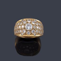 Lote 2188<br>Anillo con pavé de brillantes de aprox. 1,41 ct en total.