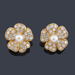 Lote 2191<br>GREGORY<br>Pendientes cortos con diseño de flor con pareja de perlas de aprox. 7,99 - 8,04 mm con los pétalos cuajados de brillantes de aprox. 7,68 ct en total.