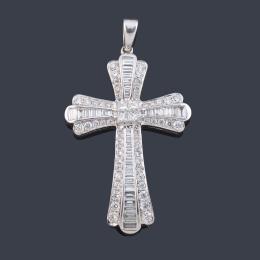 Lote 2196<br>Cruz de diamantes talla princesa, baguette y brillante de aprox. 1,70 ct en total.