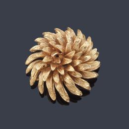 Lote 2206<br>Broche floral en oro amarillo mate y brillo de 14K.