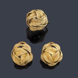 Lote 2209<br>Pendientes cortos y anillo con diseño vegetal realizado en oro mate y brillo de 18K. Años '70.