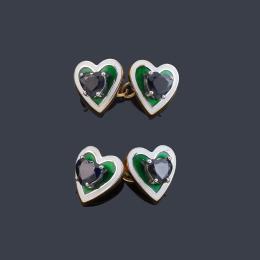 Lote 2216: LUIS GIL<br>Gemelos con diseño en forma de corazón con esmalte verde y blanco con zafiro talla corazón.