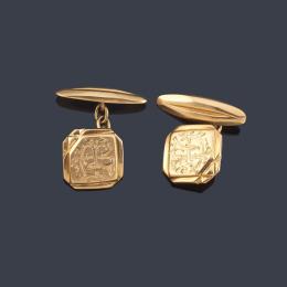 Lote 2227<br>Gemelos con iniciales cinceladas en oro amarillo de 18K.