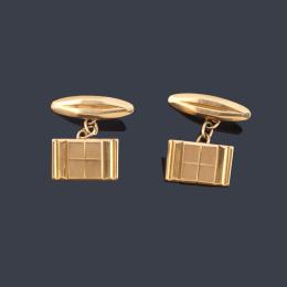 Lote 2239: Gemelos con diseño rectangular realizado en oro amarillo de 18K.