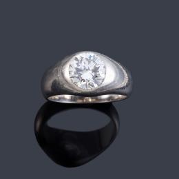 Lote 2255: Solitario con brillante central de aprox. 2,70 ct en montura de platino.