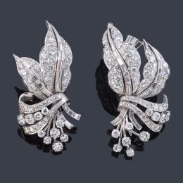 Lote 2261: Pendientes largos con diseño de ramillete vegetal con diamantes talla baguette y brillante de aprox. 6,00 ct en total.