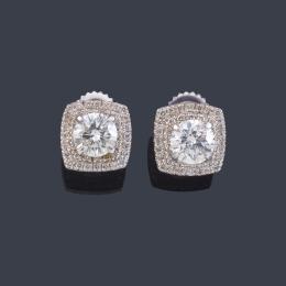 Lote 2265: Pendientes cortos con pareja de brillantes de aprox. 1,05 ct y 1,08 ct con doble orla de brillantitos.