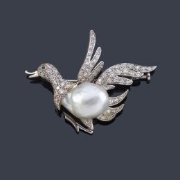 Lote 2266: Broche en forma de pájaro con cuerpo realizado con perla barroca de aprox. 12,45 mm con cuajado de brillantes y una esmeralda talla redonda en el ojo.