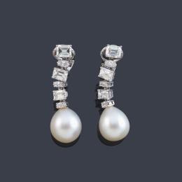 Lote 2268<br>Pendientes largos con pareja de perlas Australianas de aprox. 12,72 - 13,10 mm con diamantes talla esmeralda y marquís de aprox. 4,50 ct en total.