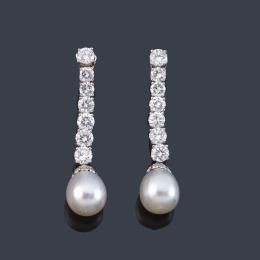 Lote 2278<br>Pendientes largos con banda de brillantes de aprox. 4,80 ct en total y remate de perlas aperilladas.