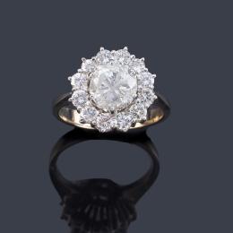 Lote 2280: Anillo con diseño de rosetón con brillante central de aprox. 1,70 ct y orla de aprox. 0,60 ct en total.