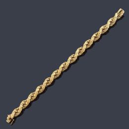 Lote 2288<br>Pulsera con diseño de cordón en montura de oro amarillo de 18K.