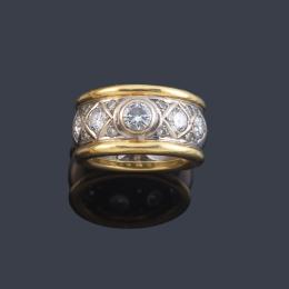 Lote 2291<br>Anillo con cinco brillantes de aprox. 1,00 ct en total.